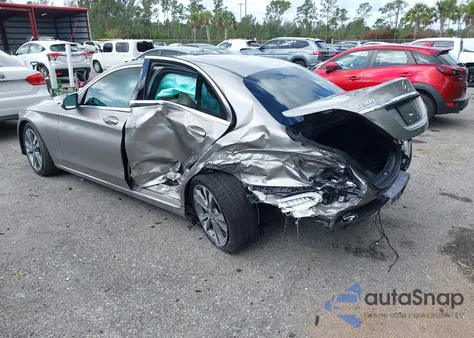 2019 Mercedes-Benz C 300 z USA, uszkodzony, nr VIN 55SWF8DB6KU290010